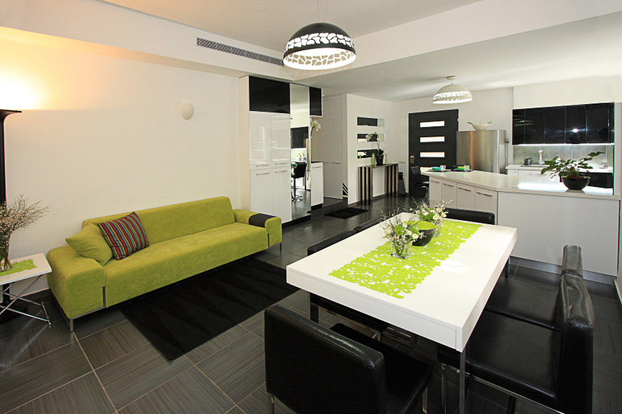 Modern and beautiful ground floor apartment with private entrance and garden in prime location. Near hotels, easy walk to the Old City.  Click on photo to view more details.