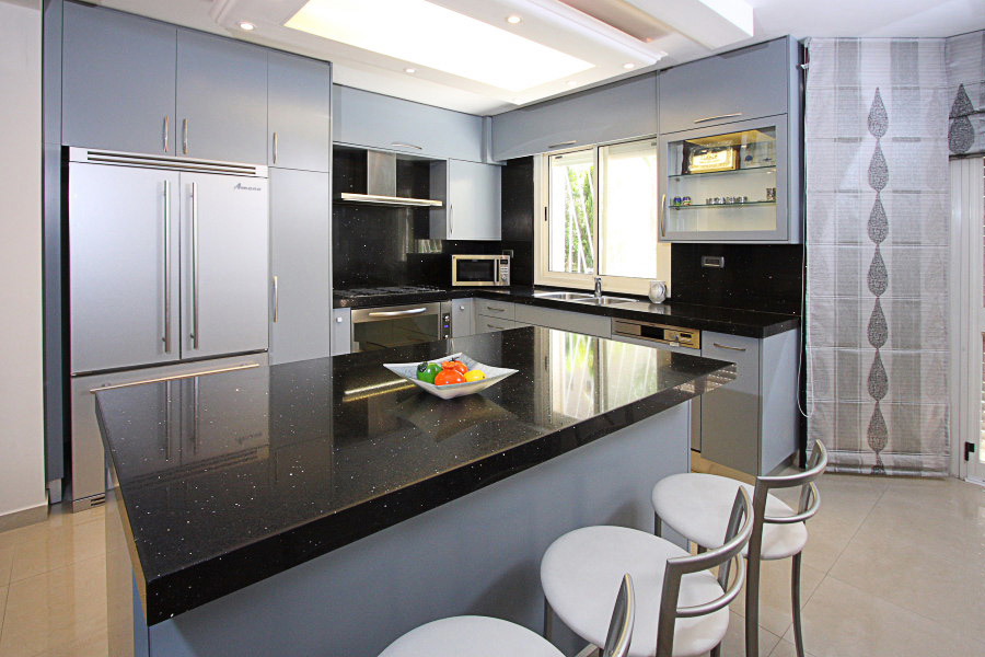 Kitchen Counter/Table with Bar Stools