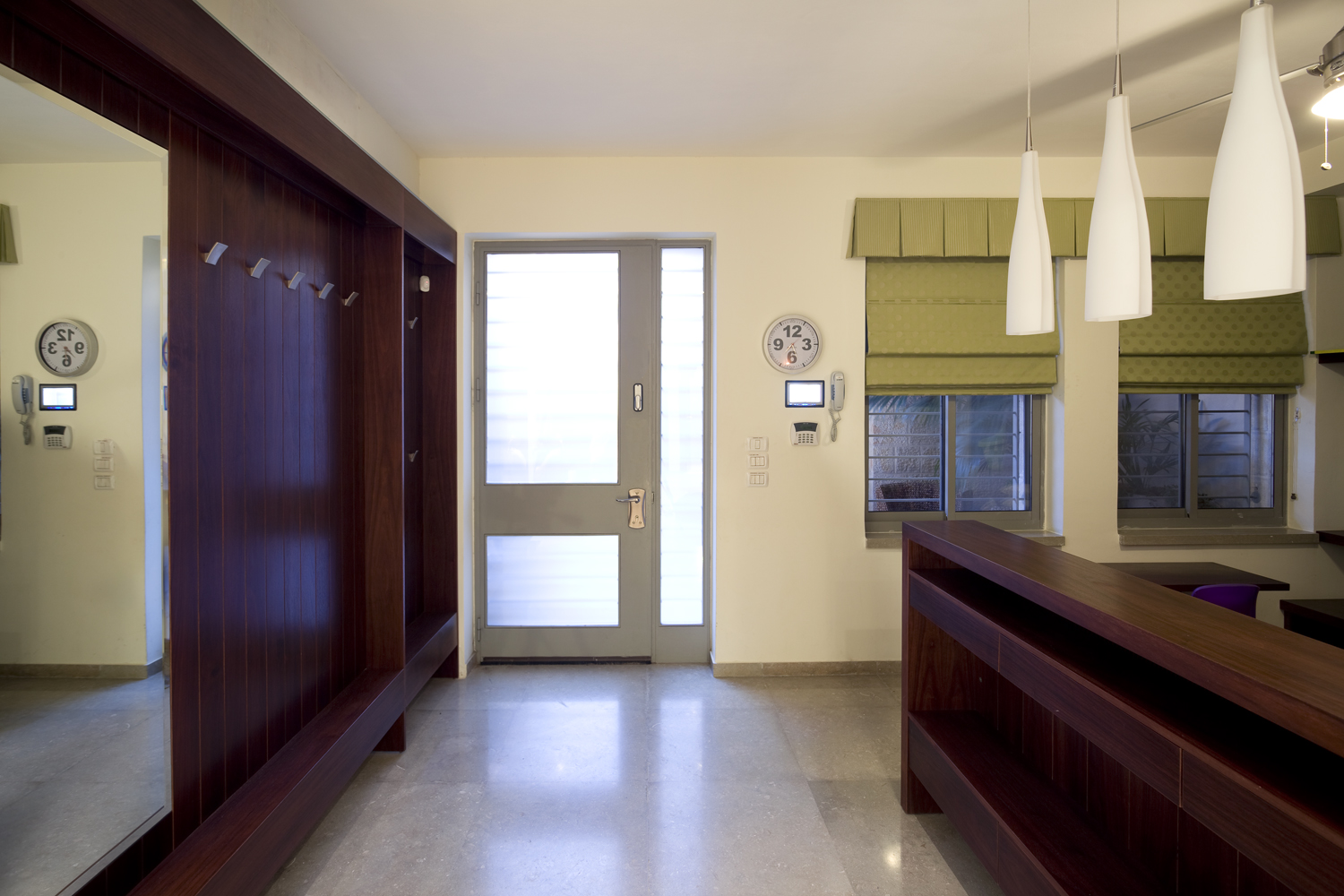 Entrance Play Room / Living Room 