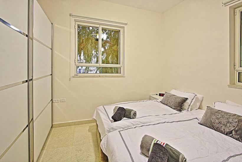 Master Bedroom with 2 Twin Beds