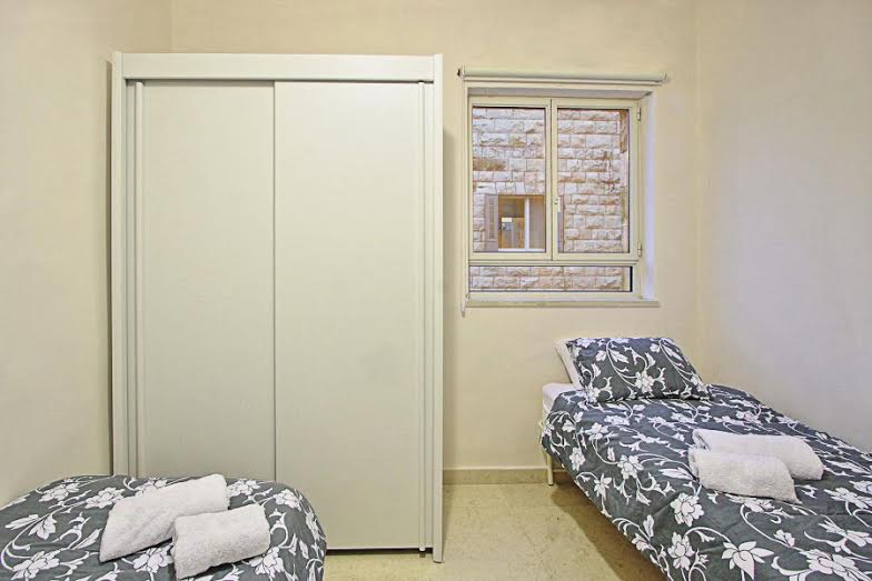 Second Bedroom with 2 Twin Beds