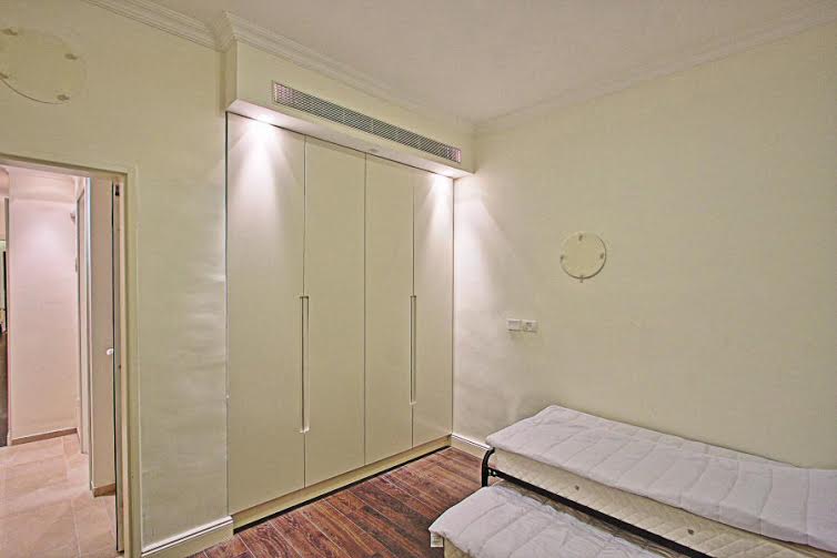 Third Bedroom with a high riser Third Bedroom with a high riser