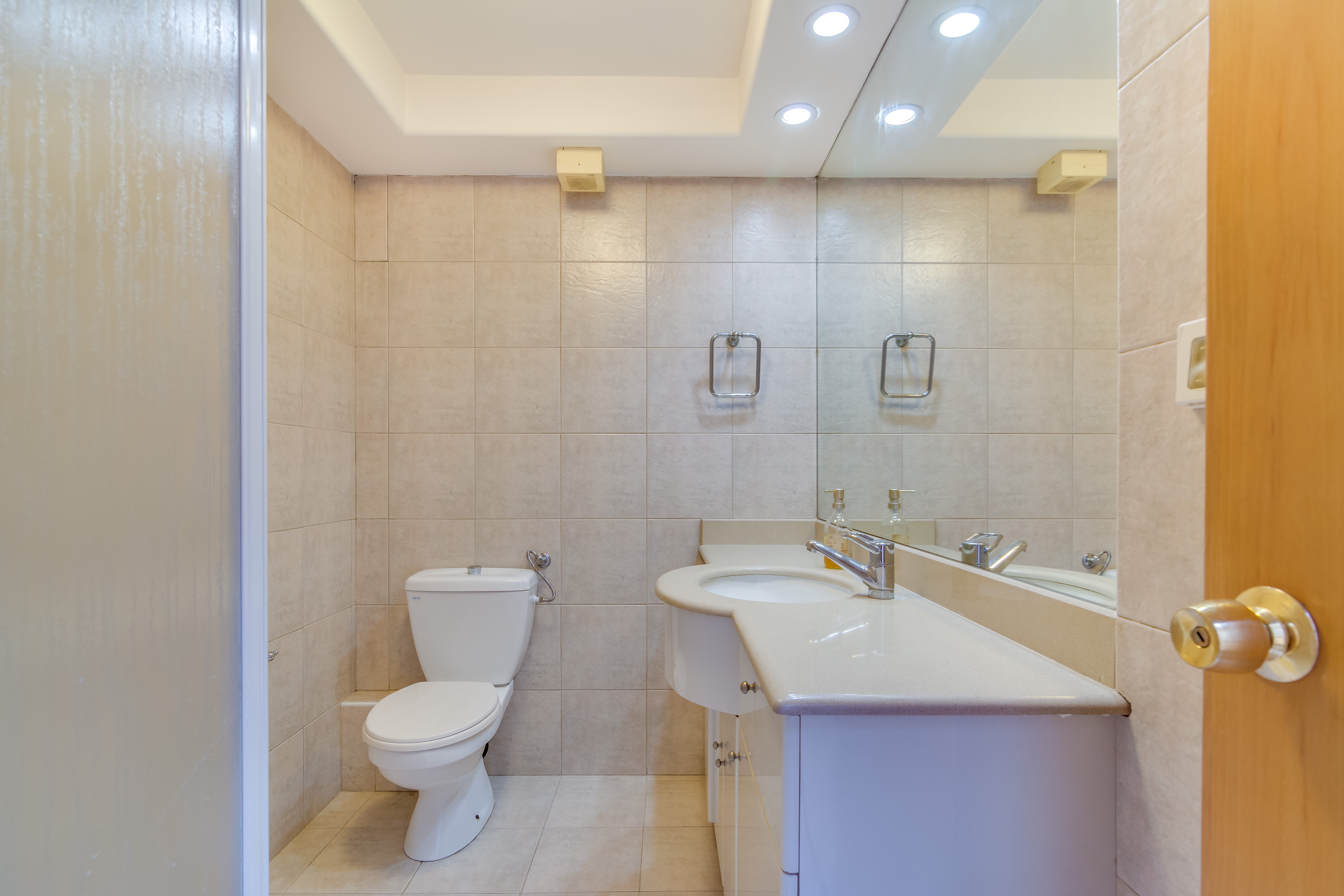Second Full Bathroom on Top Level - MBR Suite Second Full Bathroom on Top Level - MBR Suite